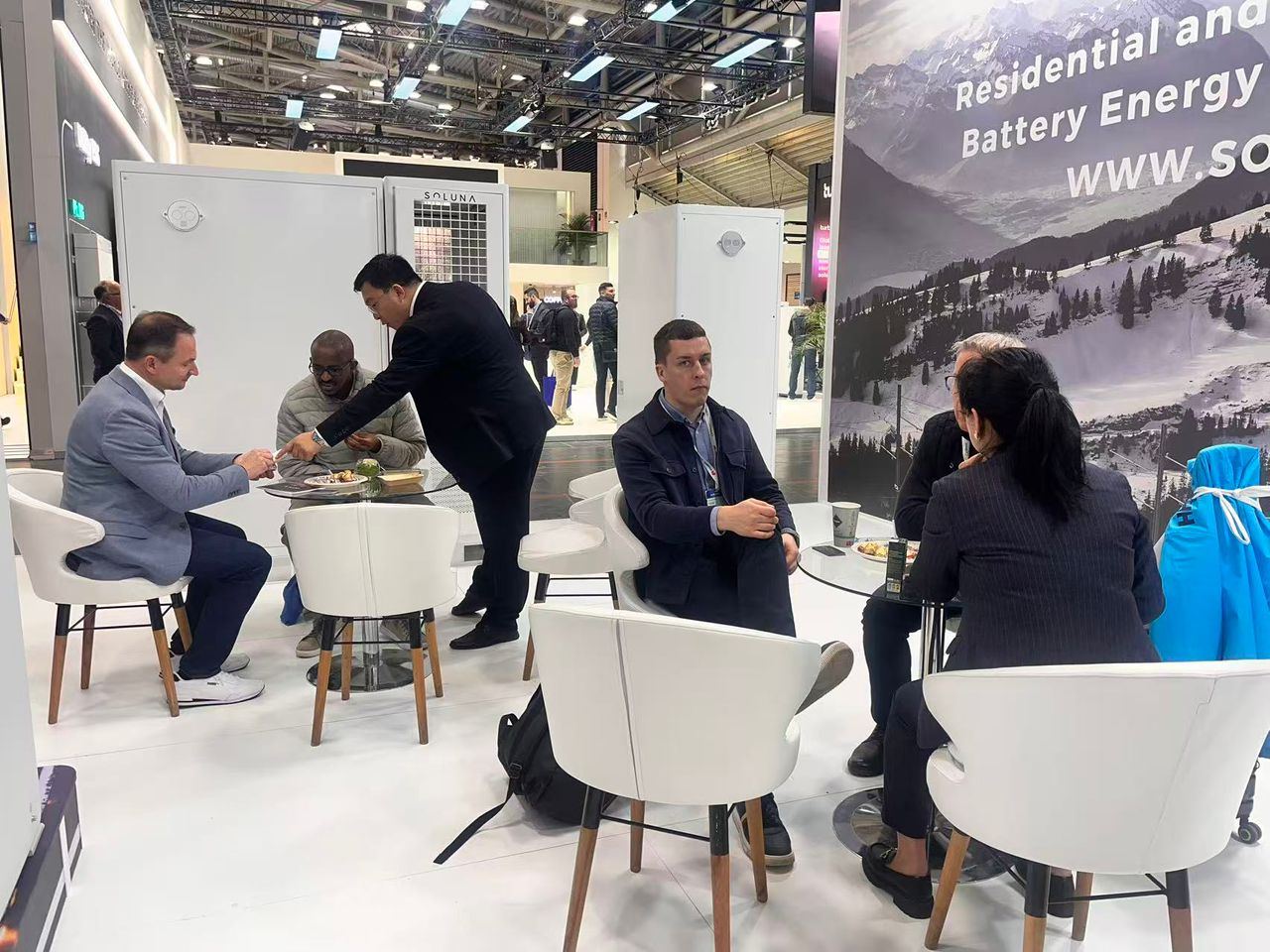 Sistema de almacenamiento en baterías exhibido en una feria internacional de energía renovable