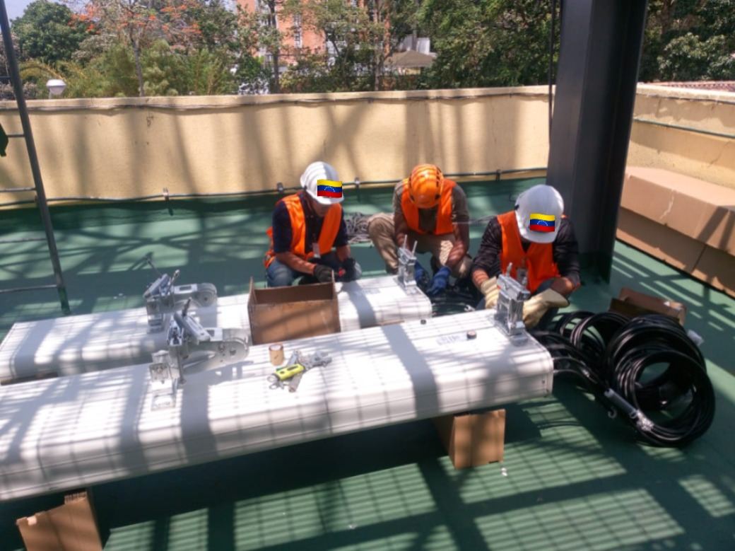 Equipo de MT.NET realizando montaje de antenas en sitio MTSO