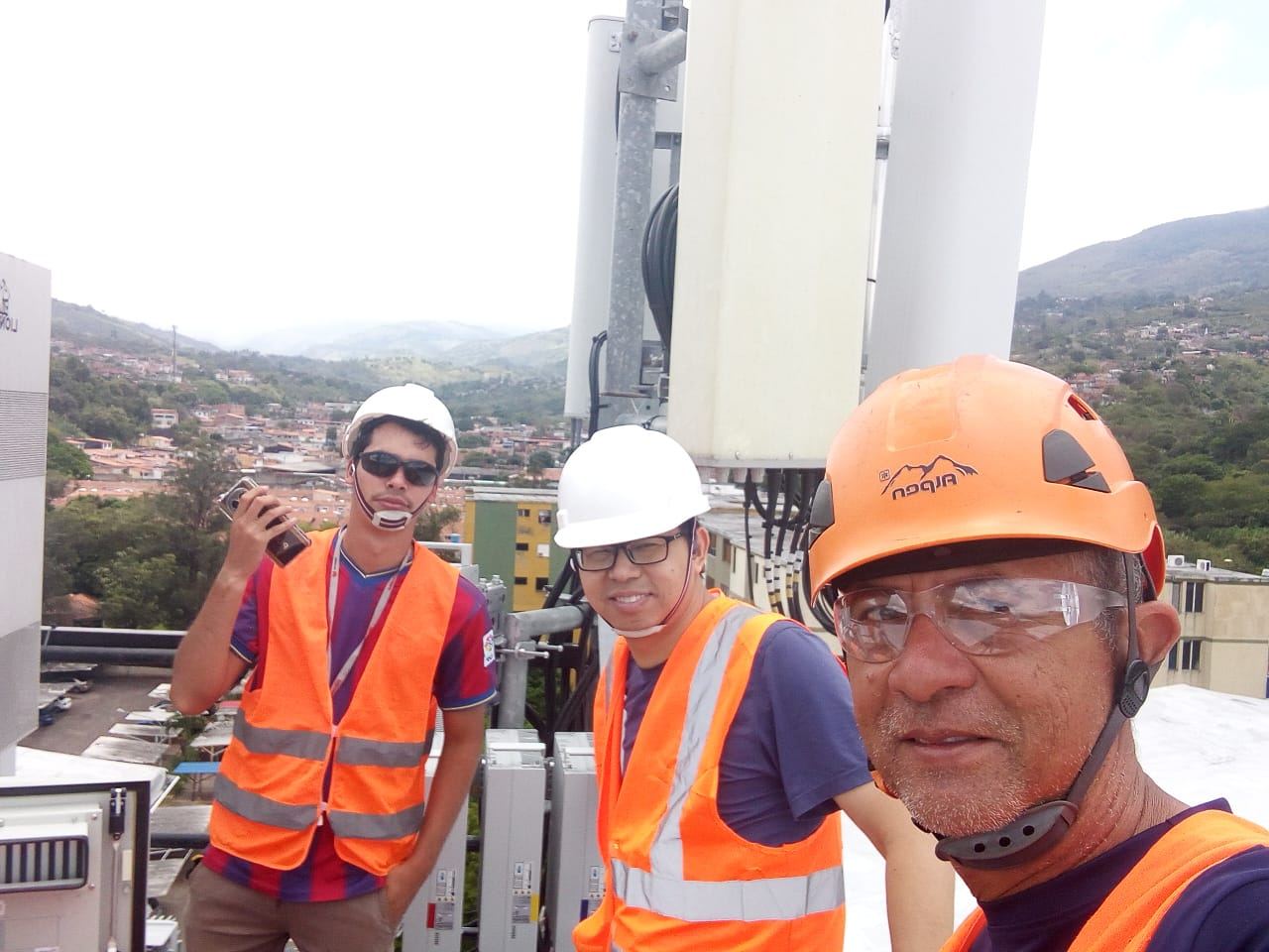 Equipo técnico de MT.NET en una torre de telecomunicaciones en San Cristóbal, Táchira