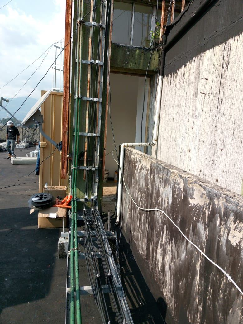Técnico de MT.NET instalando equipos de telecomunicaciones en azotea