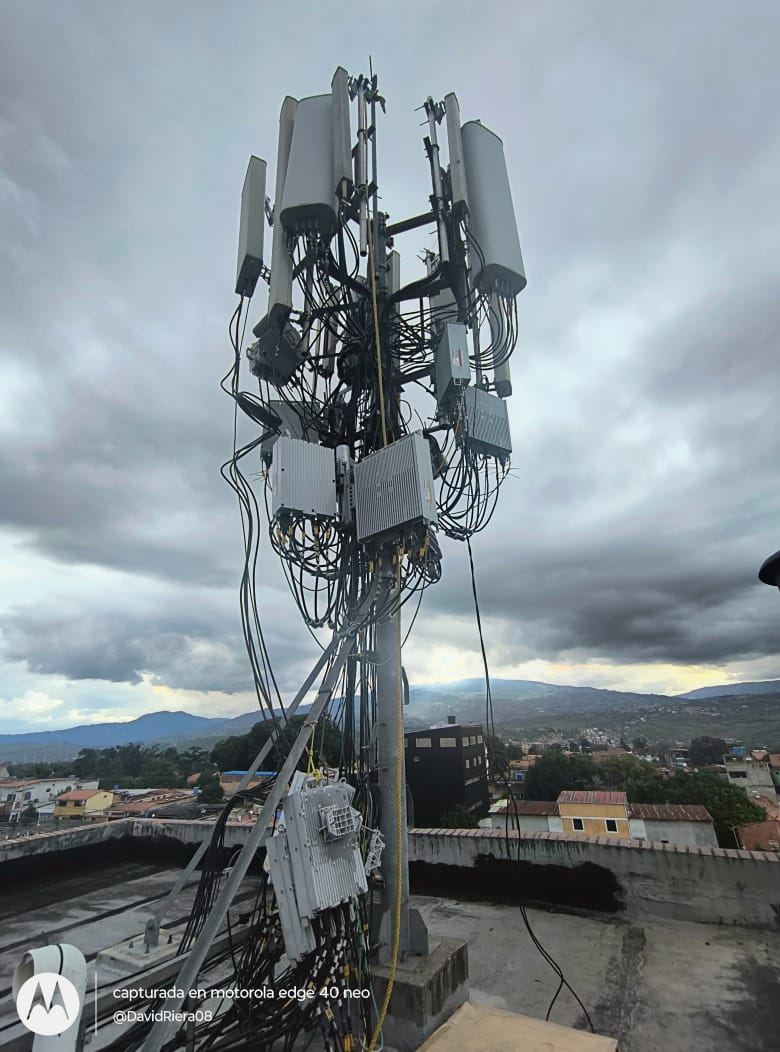 Técnico de MT.NET tendiendo y organizando cableado en sitio
