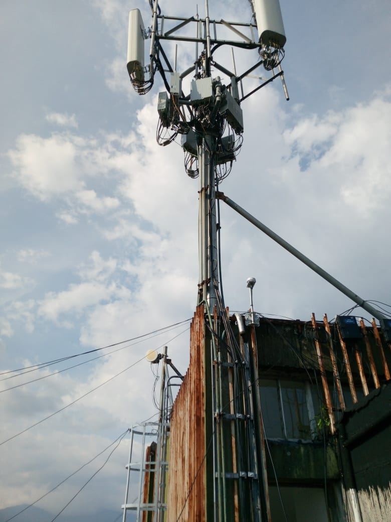Microcelda instalada en azotea por el equipo de MT.NET